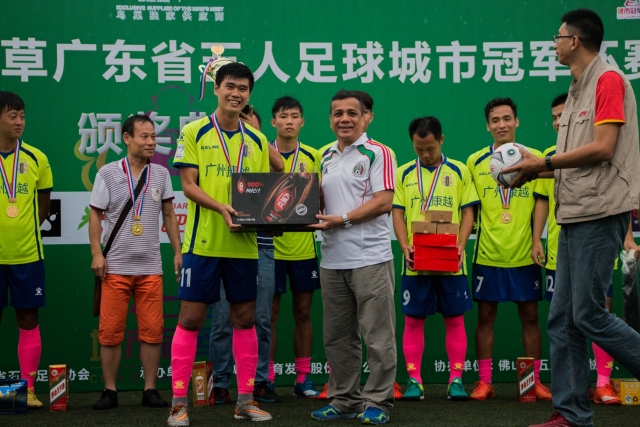 萨林杰32+15+11深圳胜上海 刘铮20分周鹏15分